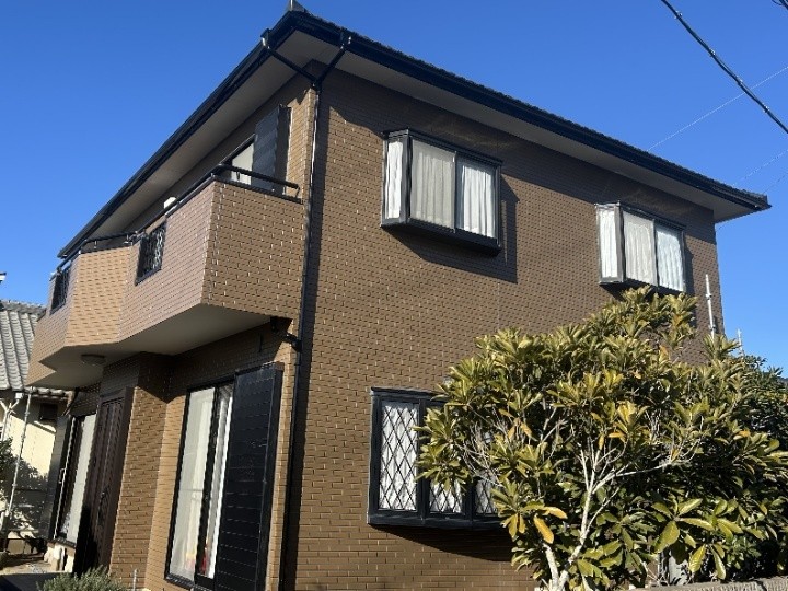 旭市三山にてサイディング外壁へ「目地打ち替え工事+エスケープレミアムシリコンで塗装工事」して立体感を復元しました